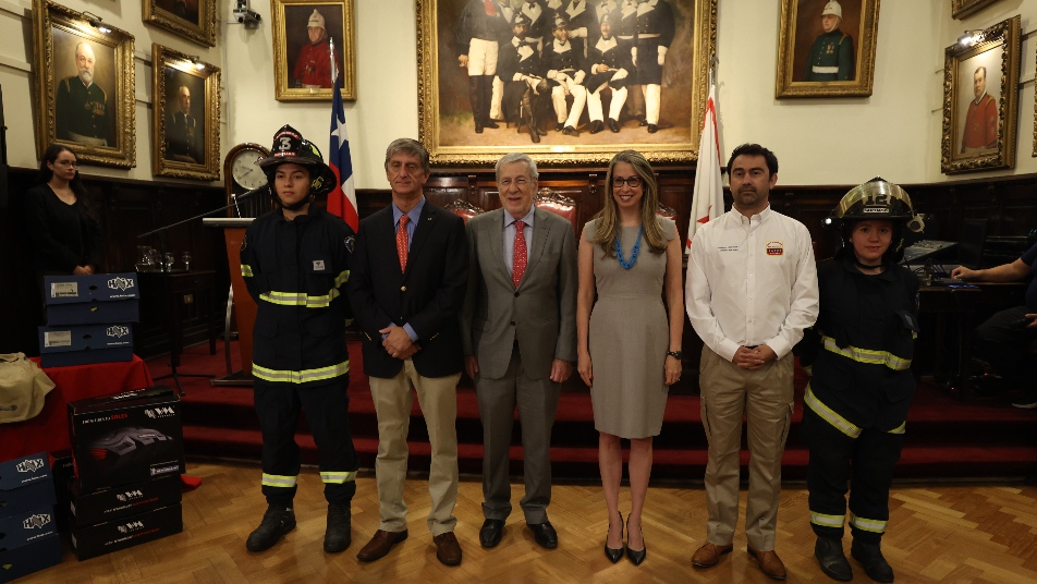 Bomberos de Santiago y San Antonio reciben donación de equipamiento por parte de Estados Unidos avaluada en US$240 mil